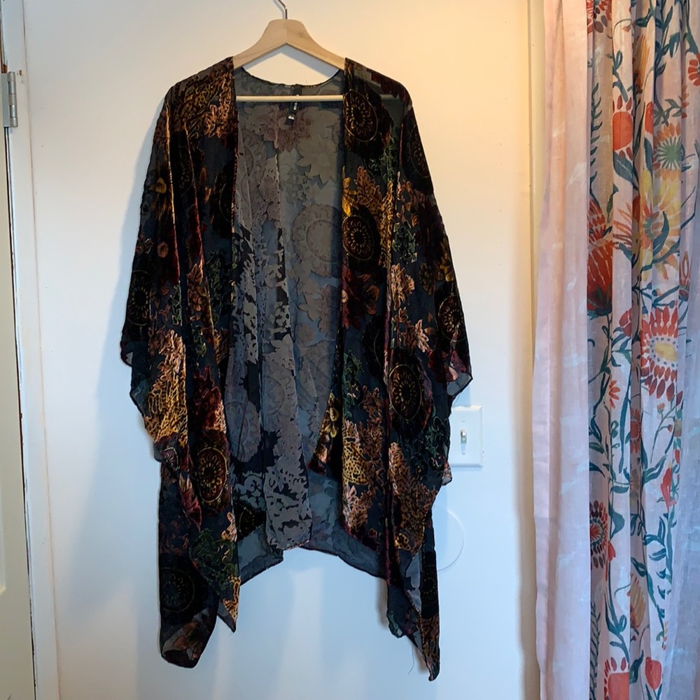 Floral velvet kimono